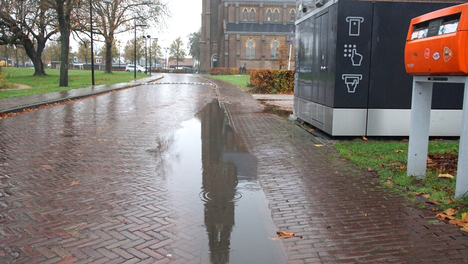 plassenwater op de straat met kerktoren erin 8 gr 25 mm geregend 15.00 uur