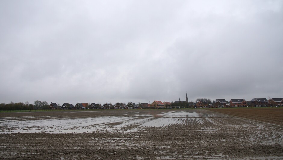 15.18 uue grijs weer waterplassen op het land na 25 mm regen  8 gr