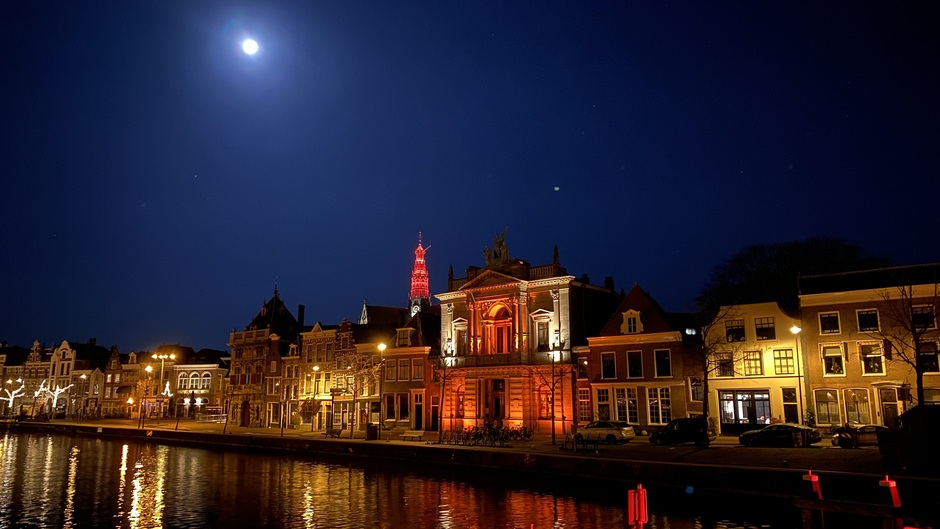 Maan boven Haarlem