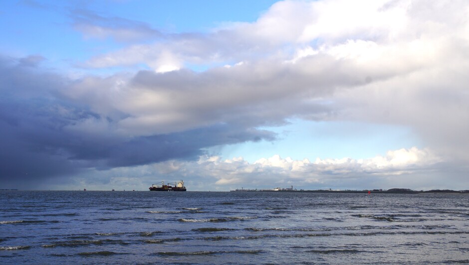 zon blauwe lucht wolken 4 gr op de Westerschelde golfjes Vlissingen a/d horizon