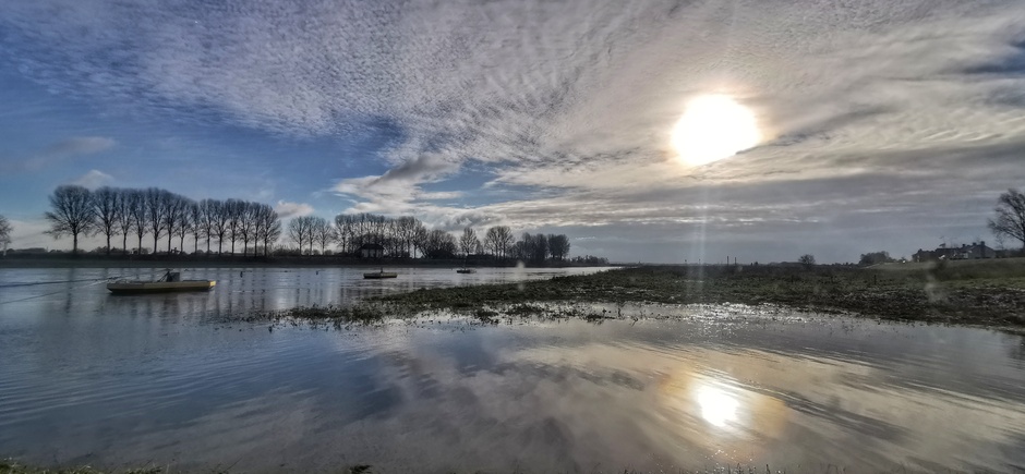 Hoog water en zon vanmorgen bij de veerpont Doornenburg Pannerden over het Pannerdensch kanaal