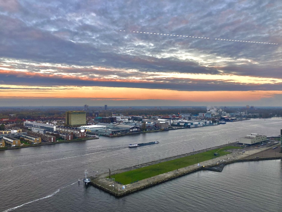 Na grijze dag toch nog mooie lucht boven Noord Holland/Amsterdam Noord