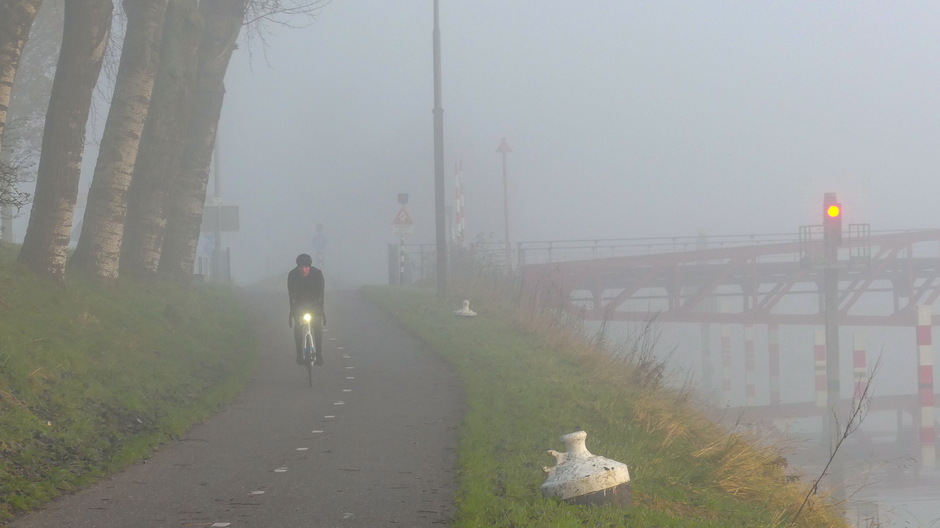 Zeer dichte mist laat je zien op de fiets