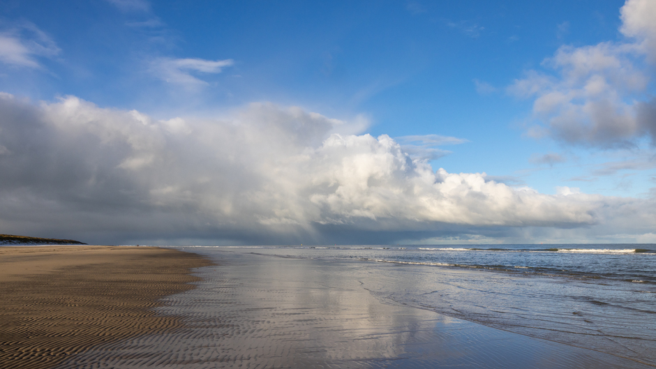 Witte wolkennreflectie strand Vlieland