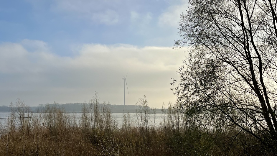 Wolkenband en nevel aan de Oude Maas 