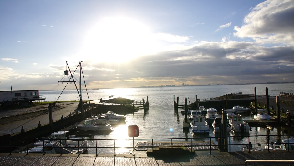 zon blauwe lucht wolken 5 gr op de Westerschelde bootjes in de getijdenhaven