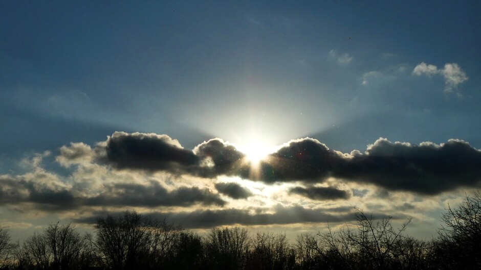 de zon achter de wolken vandaan