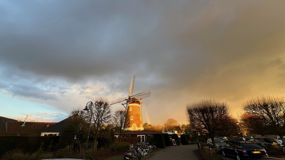 Regenboog bij molen in Bavel (Gemeente Breda.)