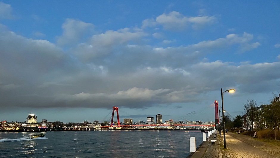 Gelaagde wolken boven Willemsbrug