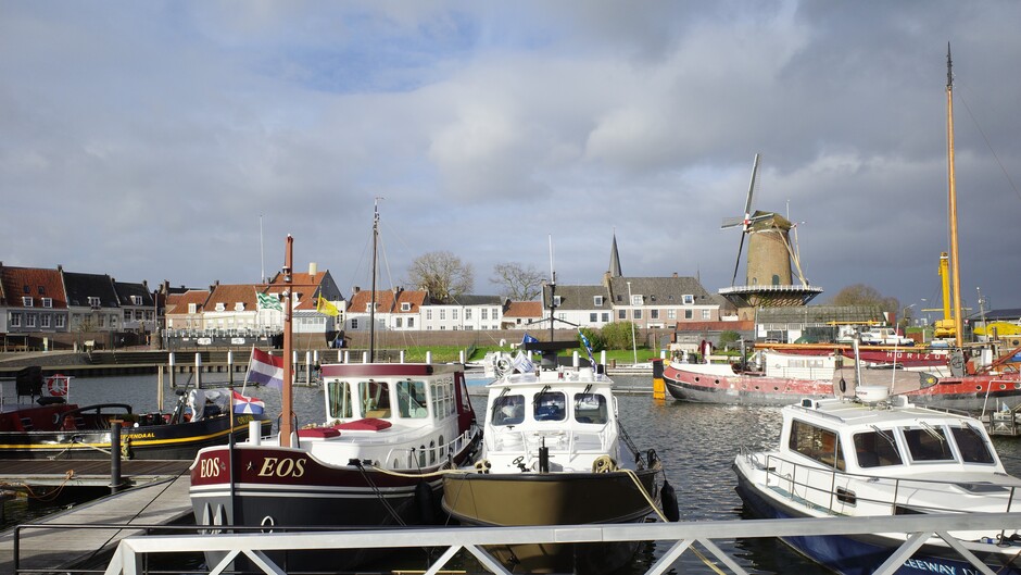 Zon en Hollandse wolkenluchten en een schitterend stadsgezicht 