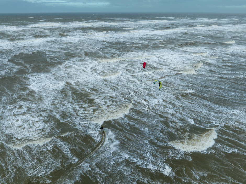 Kite surfers bij het strand van Castricum