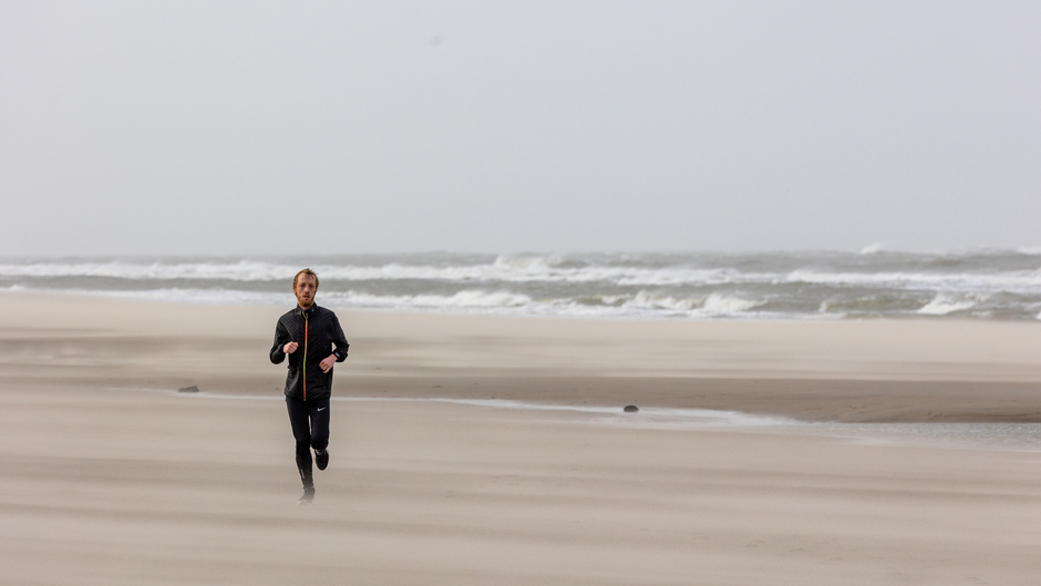 Harde wind en jogger Strand Vlieland vanmiddag
