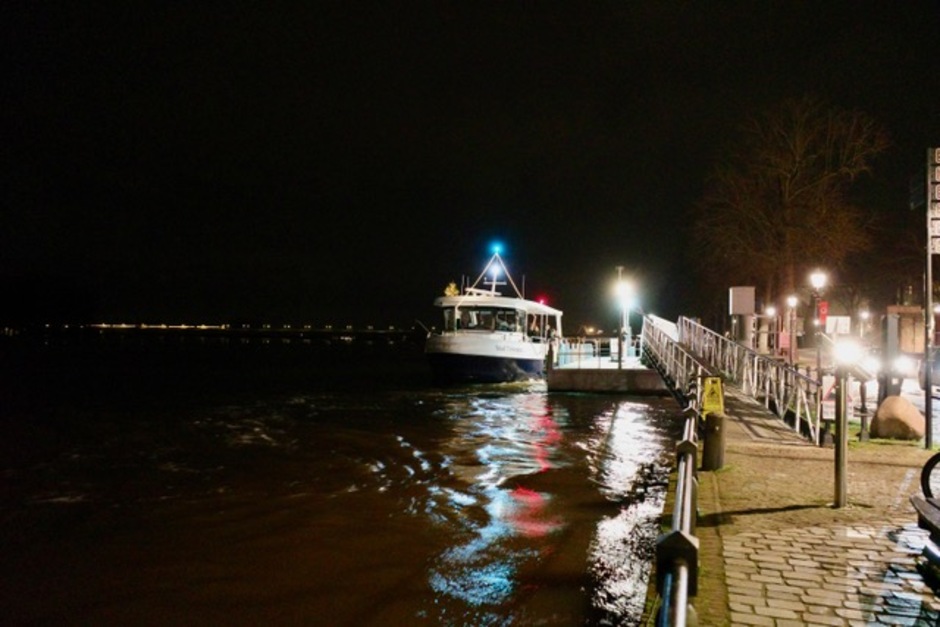 het water van de IJssel staat tot aan de kaderand van de binnenstad