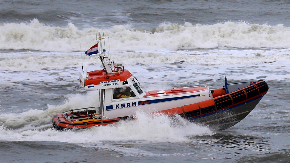 KNRM Lifeboat in de golven