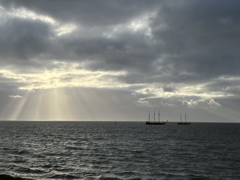 Bruine vloot vertrekt van Terschelling terwijl de zon doorbreekt 