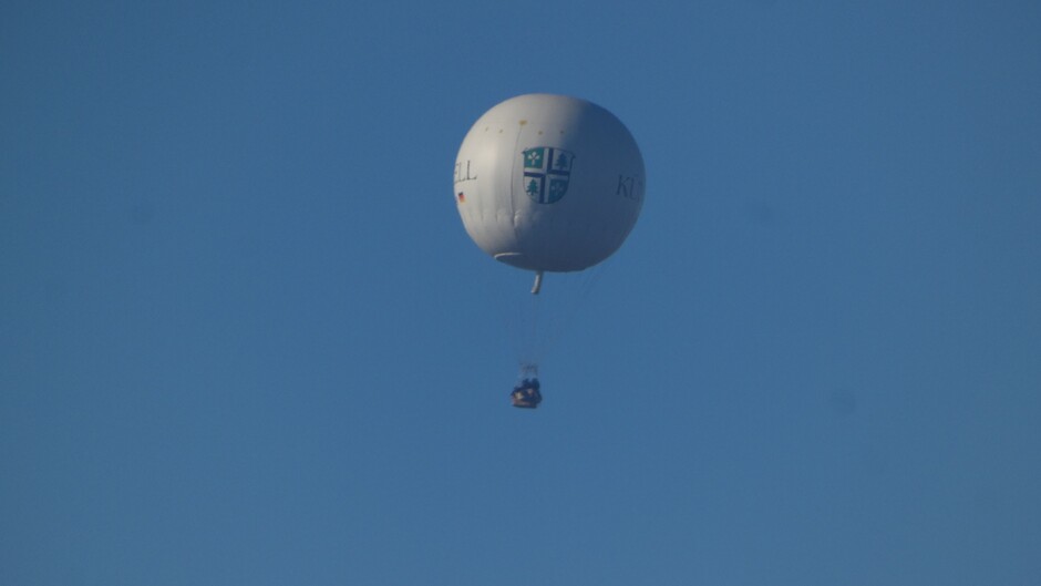 Luchtballon, hemelsblauwe lucht.