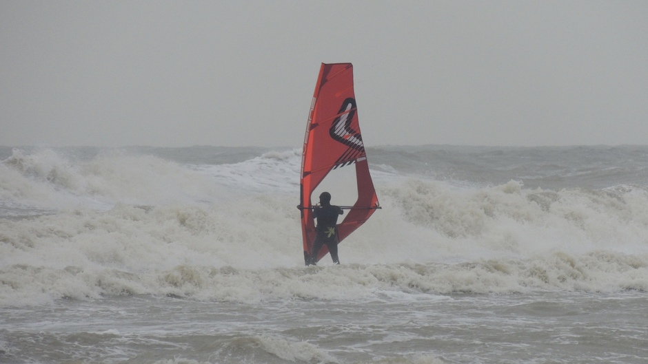 windsurfer in Zee bij Velsen Noors