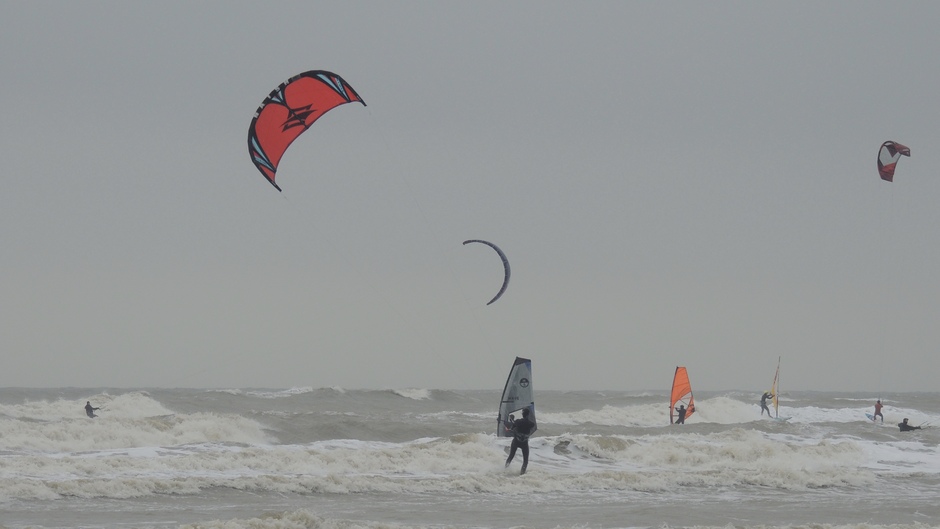 windsurfers in de zee vanmiddag