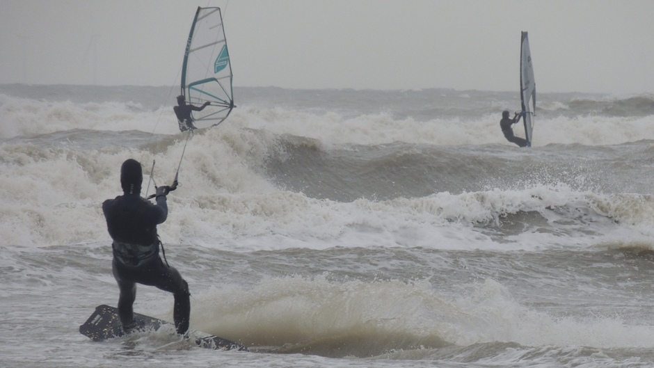 actiefoto van windsurfer op de Noordzee