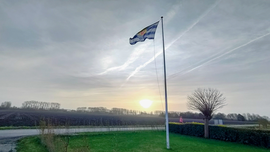 Zeeuwse vlag in de wind en zonsopkomst 