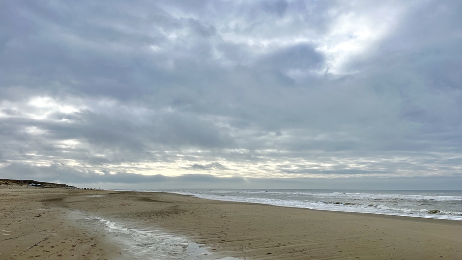 Donkere wolken boven het strand van Texel.
