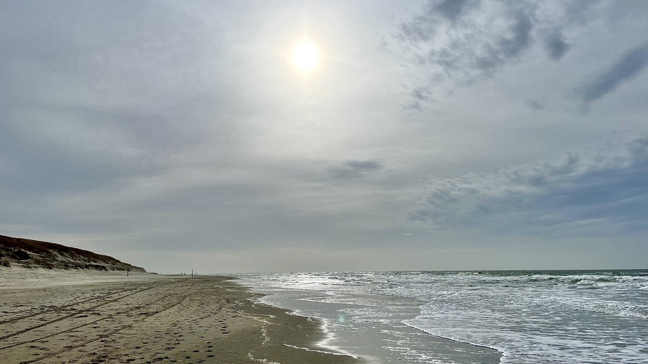 Een waterig zonnetje en een koude wind op het strand van Texel.