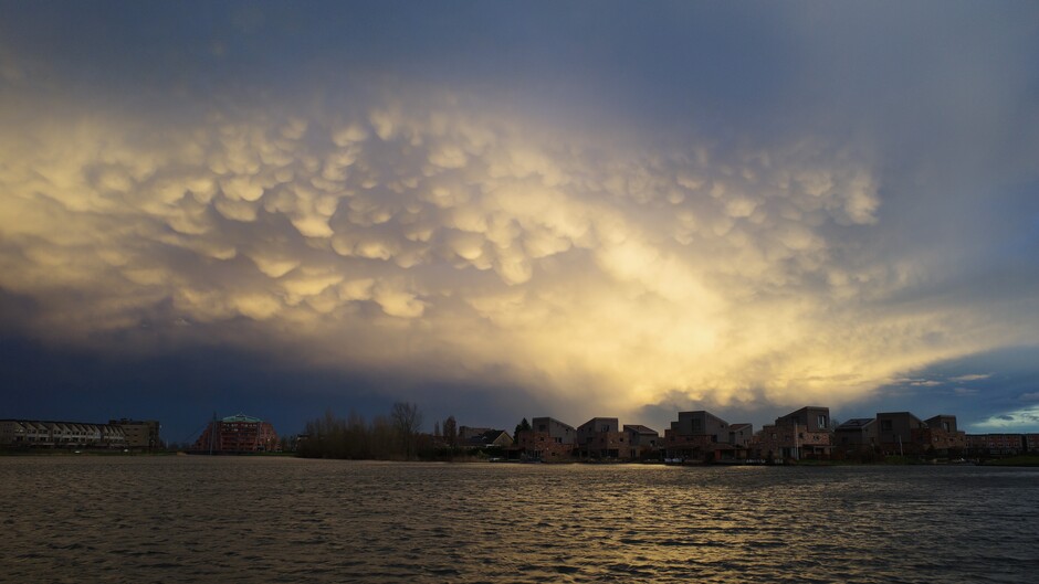 Fantastische wolkenluchten net voor zonsondergang in Midden-Nederland 
