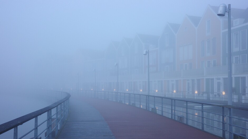 Dichte mist vroeg in de ochtend in Midden-Nederland 