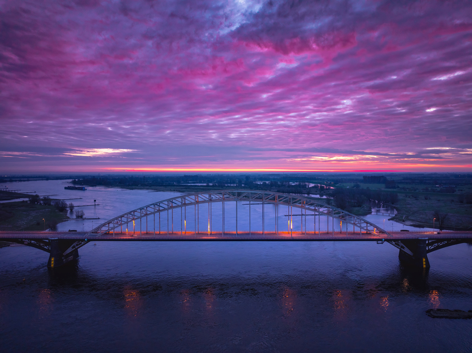 De Waalbrug bij Nijmegen bij zonsopgang