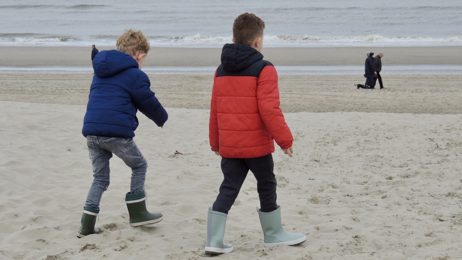 kinderen op het strand van Wijk aan zee