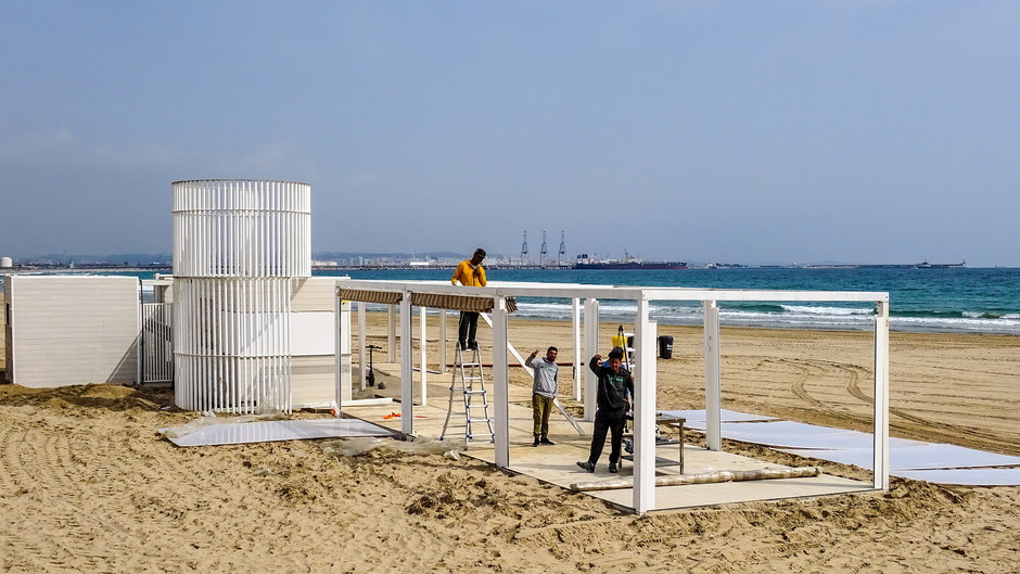Mooie zonnige dag voor opbouw strandpaviljoens