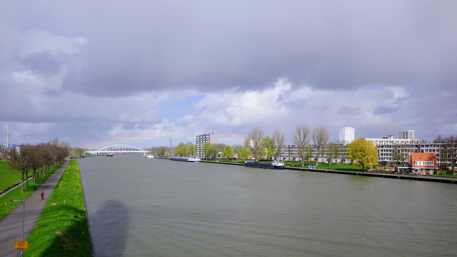 Regenboog op het midden van de dag bij het Amsterdam-Rijnkanaal 