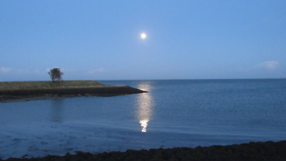 De maan, langs de Oosterschelde rond 19.15 uur