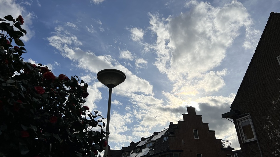 Wisselend bewolkt en de zon in Breda.