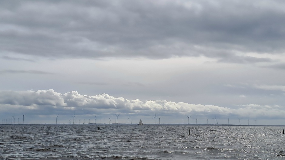 Wolken boven het IJsselmeer