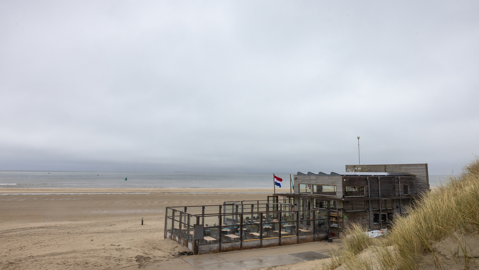 Mist en regen en nog leeg strandpaviljoen Vlieland