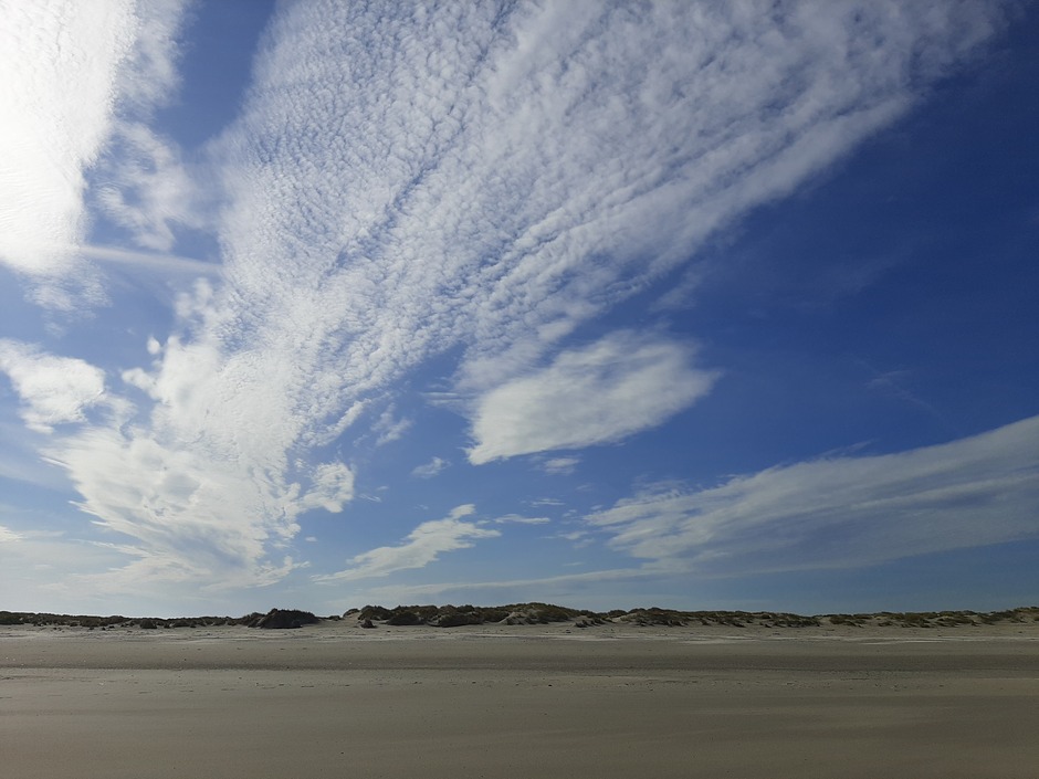Prachtig weer op Schiermonnikoog/ mooie wolkenluchten en veel blauw