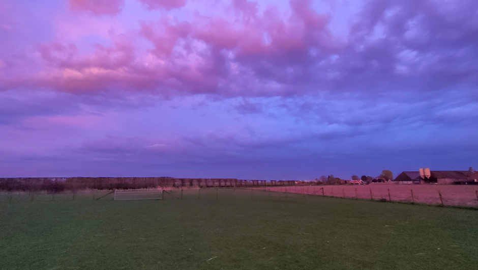 Mooie gekleurde avondlucht in de polder
