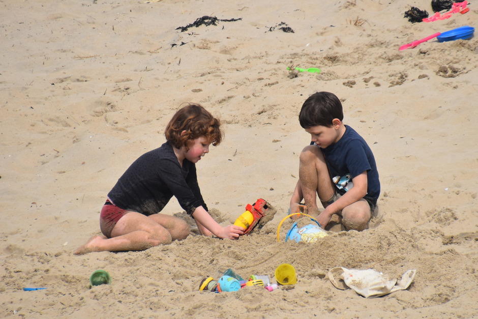 Jongens vermaken zich prima op het strand