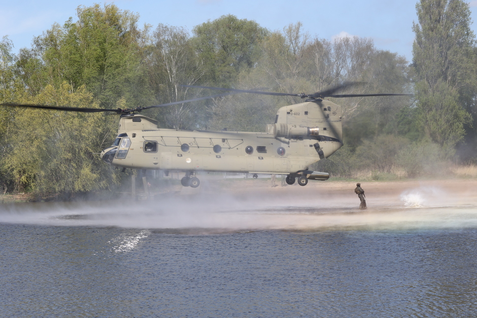 20240410 Oefening met duikers die vanuit een Chinook helicopter in het water springen 