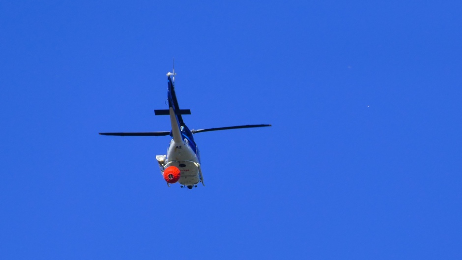Helikopter met water vliegt richting de Jalonvallei om natuurbrand te blussen 