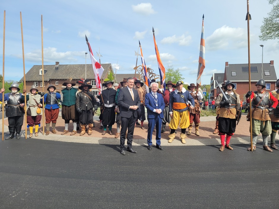 Opening monument in de zon met gouverneur Limburg