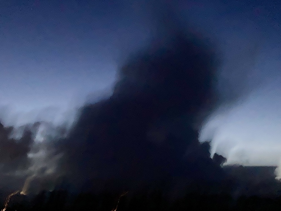 Donkere wolk boven Sneekermeer