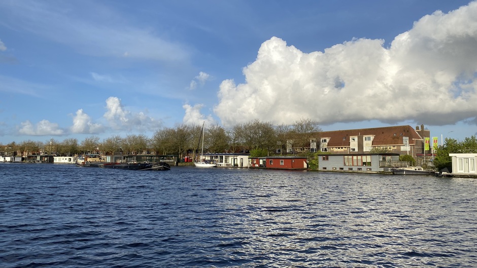 Binnenvaartschip doet rondje Haarlem