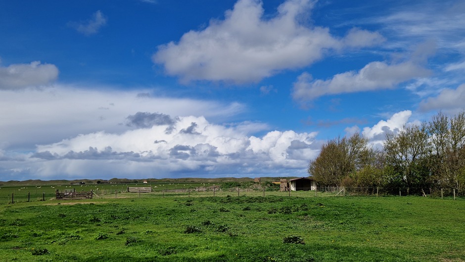 Wolken en zon boven Texel vanmiddag 