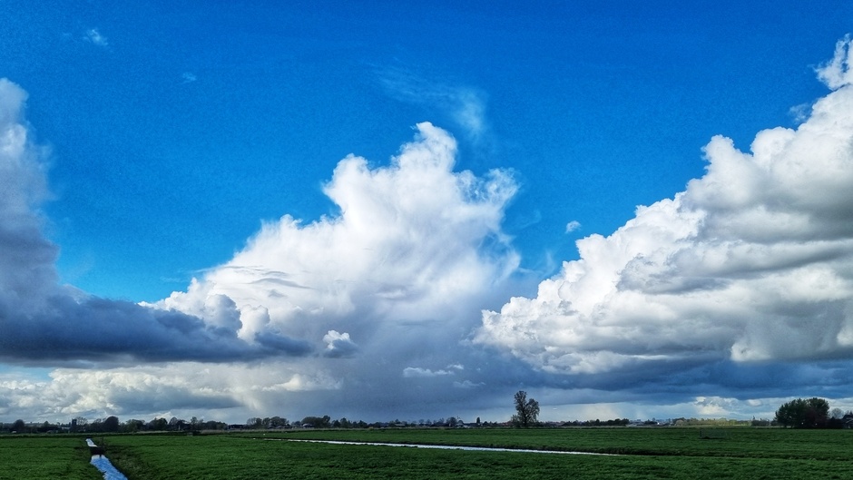 Buien valstrepen en cumulonimbus wolken in de polder