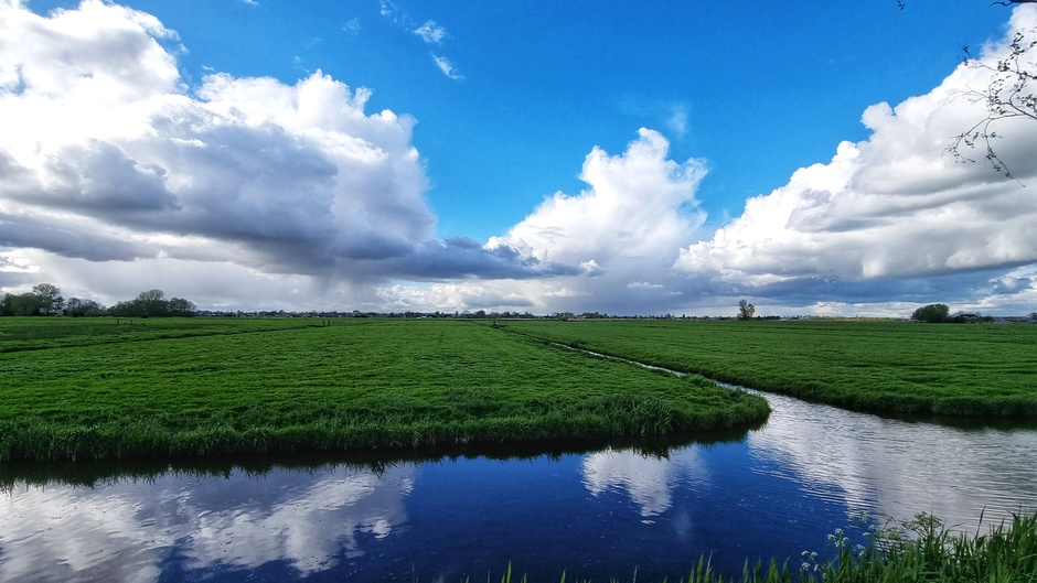 Buien valstrepen en cumulonimbus wolken in de polder
