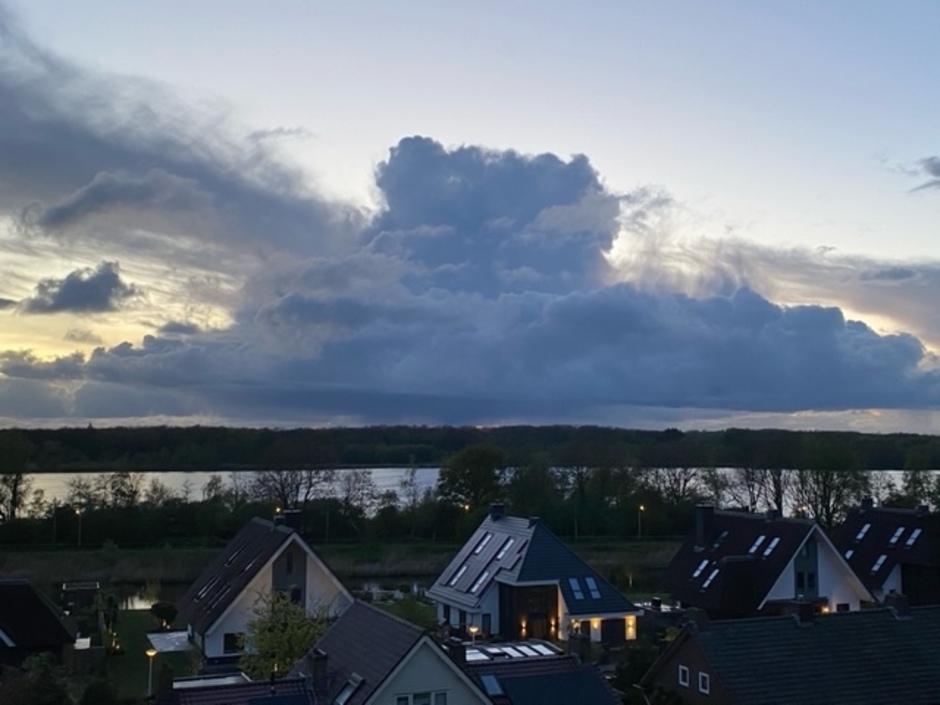 Grote donkere wolk