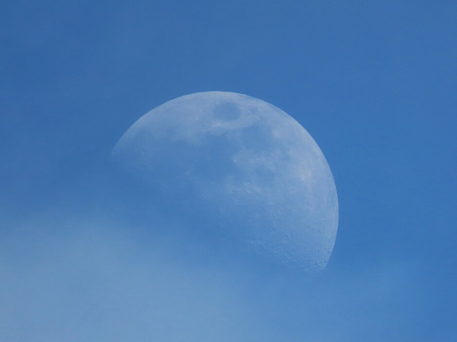 maan bijna in de wolk