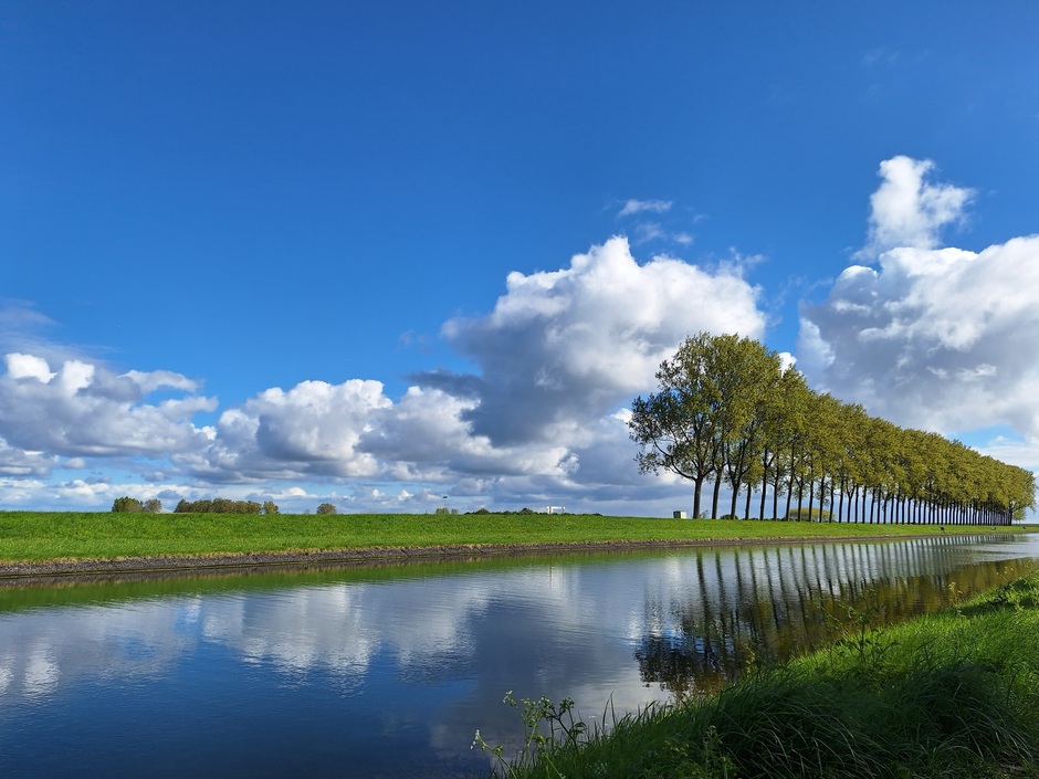 Zon en stapelwolken, vanmorgen in Wilhelminadorp, Zeeland.
